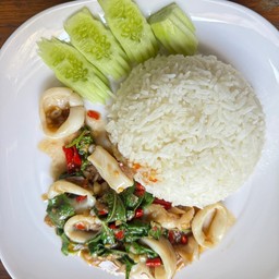 ข้าวกะเพราปลาหมึก