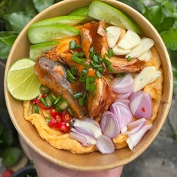 ข้าวหน้าไข่ข้นยำปลากระป๋อง