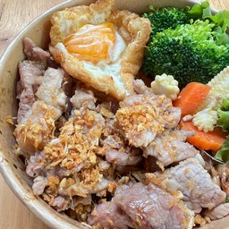 ข้าวหน้าหมูทอดกระเทียม