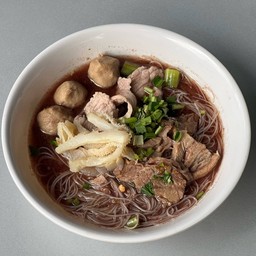 ก๋วยเตี๋ยวเนื้อรวมน้ำตก