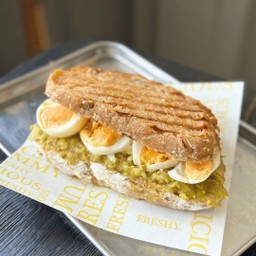 ซาวโดวอโวคาโด้น้ำผึ้งไข่ต้ม ( Benedict Avocado Toast )