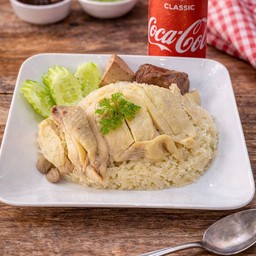 [อร่อยซ่ากับโค้ก] ข้าวมันไก่ต้มเครื่องแน่น + โค้ก ออริจินัล (กระป๋อง)