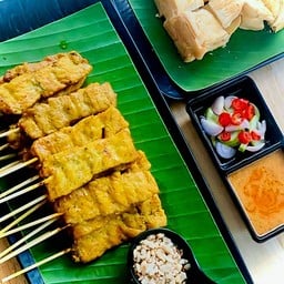 หมูสะเต๊ะชุดเล็ก(ไม้ใหญ่) 10 ไม้ แถม1 ไม้และขนมปังปิ้ง1แผ่น