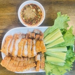 สามชั้นทอดน้ำปลา