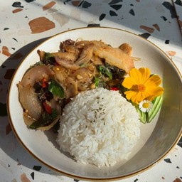 ข้าวกะเพราคอหมูย่างวุ้นเส้น