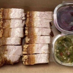 หมูกรอบทอด 1 ขีด น้ำจิ้มดำ + ซีฟู๊ด