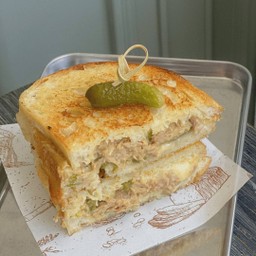 Tuna Melt ( ทูน่าชีสซาวโดว์ )