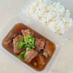 ข้าวซี่โครงหมูต้มน้ำปลา(พร้อมน้ำจิ้มซีฟู๊ด)