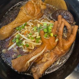 ร้านก๋วยเตี๋ยวไก่ ต.เตี๋ยว หลัง ญว ติดกับร้าน ณ คุณ