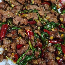 ผัดกะเพาเนื้อเสือพริกแห้ง.เผ็นกลับข้าว