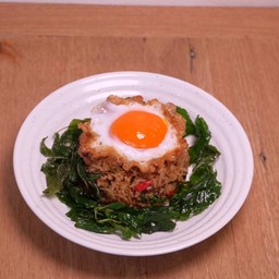 ข้าวกะเพราคลุกเนื้อสับไข่เป็ดดาว