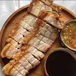 หมูกรอบยักษ์ทอดกรอบ น้ำจิ้มดำ ซีฟู๊ด 165 กรัม
