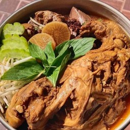 ก๋วยเตี๋ยวโครงไก่ตุ๋นแห้ง