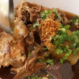 ก๋วยเตี๋ยวโครงไก่ตุ๋นแห้งตีนไก่ตุ๋น