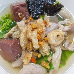ต้มเลือดหมูแม่สุ หน้าหมู่บ้านไดม่อนวิลล์
