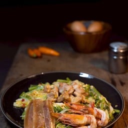 สุกี้แห้งรวมมิตร  ไก่-กุ้ง-หมึกกรอบ