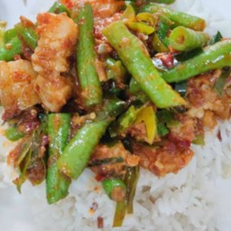 ผัดพริกแกงราดข้าว