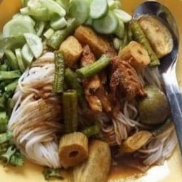 ขนมจีนแกงไตปลาผสมน้ำยาใต้