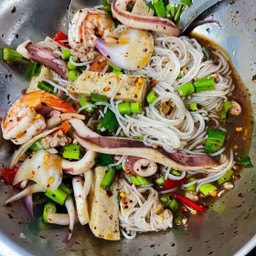 ยำขนมจีนกุ้ง+ปลาหมึก+หมูยอ+ปลาทู