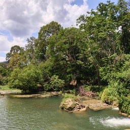 น้ำตกริมธาร