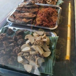 ลุงชมข้าวเหนียวห่อ