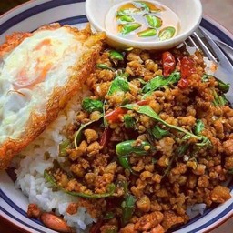 ข้าวราดกะเพาหมูสับ.ใส่ถั่วฝักยาว.ไข่ดาว