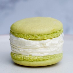 Coconut macaron