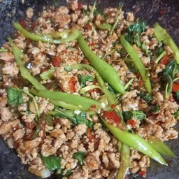 ผัดกะเพาหมูสับใส่พริกหวาน..เป็นกลับข้าว