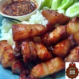 ข้าวหมูสามชั้นทอดน้ำปลา