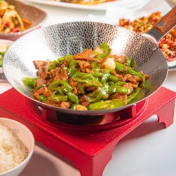 หมูคุโรบุตะผัดพริกหยวกจีน