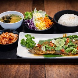 👍ปลาซาบะย่างยำมะนาว (Grilled Saba Thai Spicy Lime Salad)