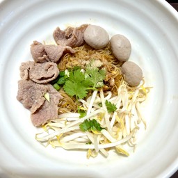 ก๋วยเตี๋ยวแห้งลูกชิ้น + เนื้อสด