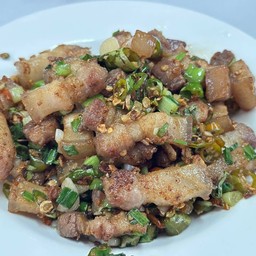 ข้าวหน้าหมูคั่วพริกเกลือ