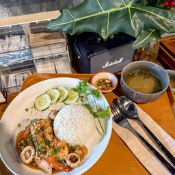ข้าวทะเลรวมมิตรกระเทียมพริกไทย HH