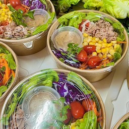 แอบแม่ขายสลัดและแซนด์วิช