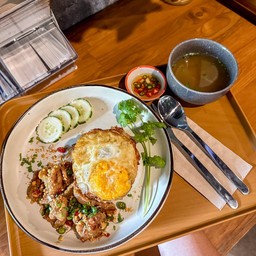 ข้าวสะโพกไก่คั่วพริกกระเทียม HH