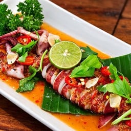 ปลาหมึกย่างน้ำยำซีฟู้ด (Grilled Squid With Spicy Lime Salad)