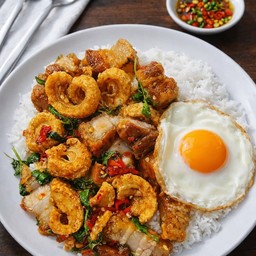 ข้าวผัดกะเพราหมูกรอบ+กากหมู