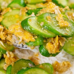 ข้าวแตงกวาผัดไข่