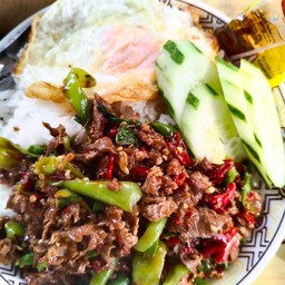 ข้าวกะเพาเนื้อพริกขี้หนู.รสจัดฟรีไข่ดาว