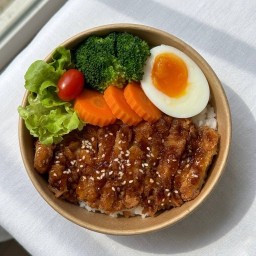ข้าวไก่กรอบเทอริยากิ (Crispy Chicken Teriyaki with Japanese Rice)