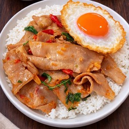 ข้าวผัดกะเพราหมูสามชั้นสไลด์