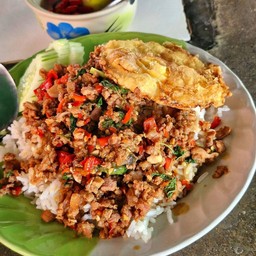 ข้าวกะเพาหมูสับไข่เจียว