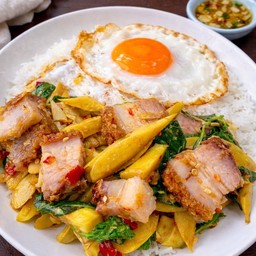 ข้าวผัดกะเพราหน่อไม้+หมูกรอบ
