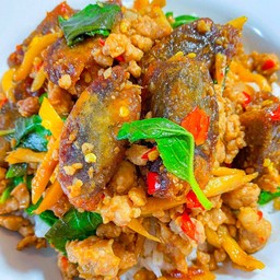 กระเพราไข่เยี่ยวม้า(ราดข้าว)
