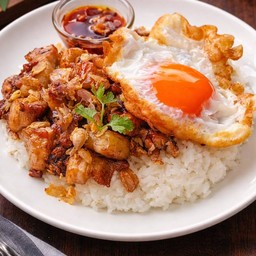 ข้าวหมูสามชั้นทอดกระเทียม