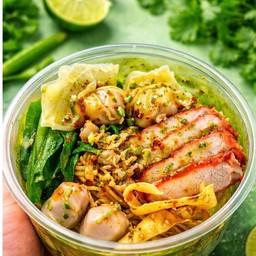 บะหมี่ซอสเผ็ดเปรี้ยว หมูแดง