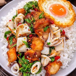 ข้าวผัดกะเพราปลาหมึก+หมูกรอบ