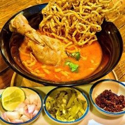 ข้าวซอยไก่  ကြက်သား ခေါက်ဆွဲ