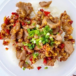 หมูชิ้นคั่วพริกเกลือราดข้าว